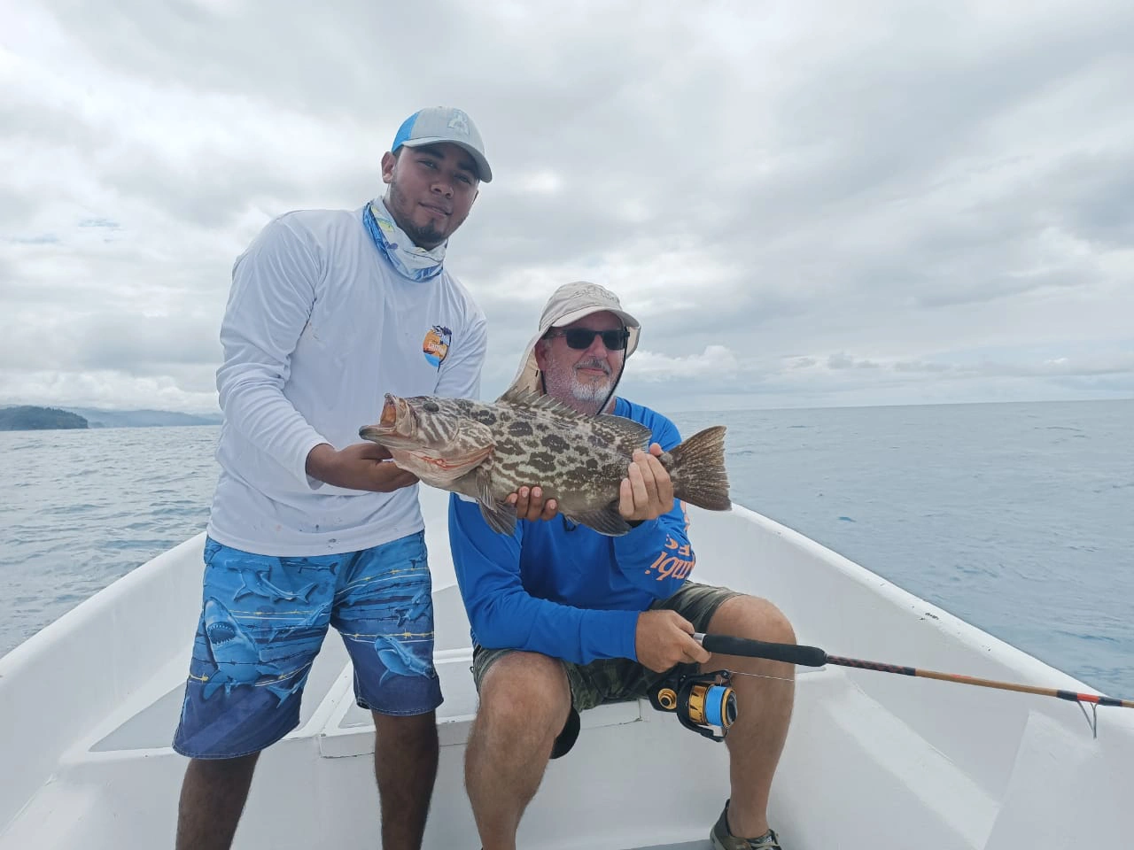Aventuras Pequeñas, Grandes Recuerdos: Los Meros Pequeños de Pesca Cambutal - Experimenta la alegría de la pesca deportiva con nuestra fotografía de un cliente orgulloso mostrando su captura de un Mero pequeño. Este pez, aunque pequeño, es famoso por su resistencia, garantizando una experiencia de pesca llena de diversión. Únete a nosotros en Pesca Cambutal y crea recuerdos inolvidables mientras disfrutas de la emoción de la pesca.