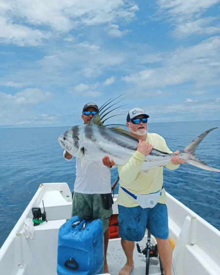 Admira las capturas de Pez Gallo de nuestros clientes en estas emocionantes imágenes. Este pez depredador, con su característica cresta dorsal y su tamaño impresionante, ofrece una emocionante y desafiante experiencia de pesca. Con Pesca Cambutal, tú también puedes vivir esta emocionante aventura marítima.