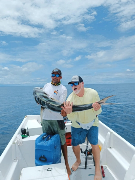 Descubre la intensidad de la pesca deportiva con nuestras imágenes de clientes satisfechos con sus capturas de Pez Gallo. Este pez depredador, famoso por su fuerza y tamaño, ofrece un verdadero desafío para los pescadores. Las sonrisas de triunfo de nuestros clientes muestran la satisfacción de haber capturado este formidable pez en las aguas de Cambutal.