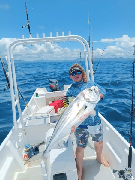 Vive la emoción de la pesca deportiva con nuestras imágenes de clientes orgullosos mostrando sus capturas de Pez Gallo. Este pez, conocido por su fuerza y tamaño, asegura una experiencia de pesca intensa y emocionante. Ven a Pesca Cambutal y forma parte de estas historias de éxito.