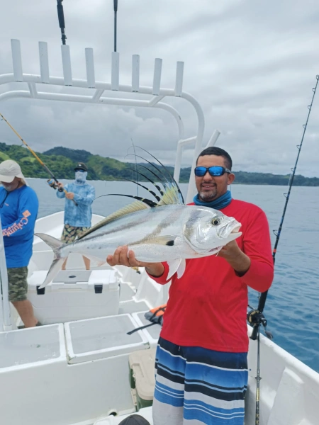 Nuestras fotos muestran la emoción de los pescadores al capturar el poderoso Pez Gallo, un desafío formidable y gratificante en las aguas de Cambutal. Con sus impresionantes dimensiones y su característica cresta dorsal, este pez promete una experiencia de pesca deportiva inolvidable.