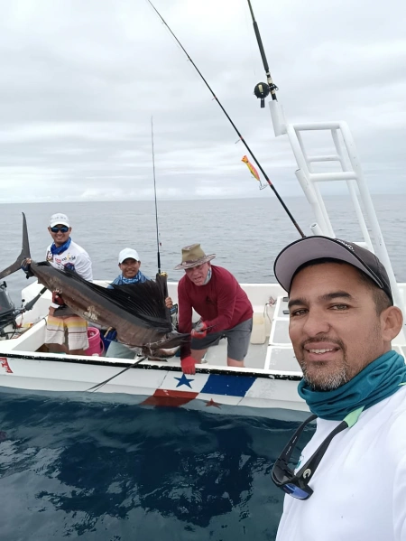 Experiencia Única: Capturando el Veloz Pez Vela en Pesca Cambutal - Descubre la adrenalina de la pesca deportiva con nuestras fotos de clientes mostrando con orgullo sus capturas de Pez Vela. Este pez, reconocido por su velocidad y elegancia, garantiza una experiencia de pesca deportiva llena de emoción y desafío. Únete a nosotros en Pesca Cambutal y vive tu propia aventura de pesca.