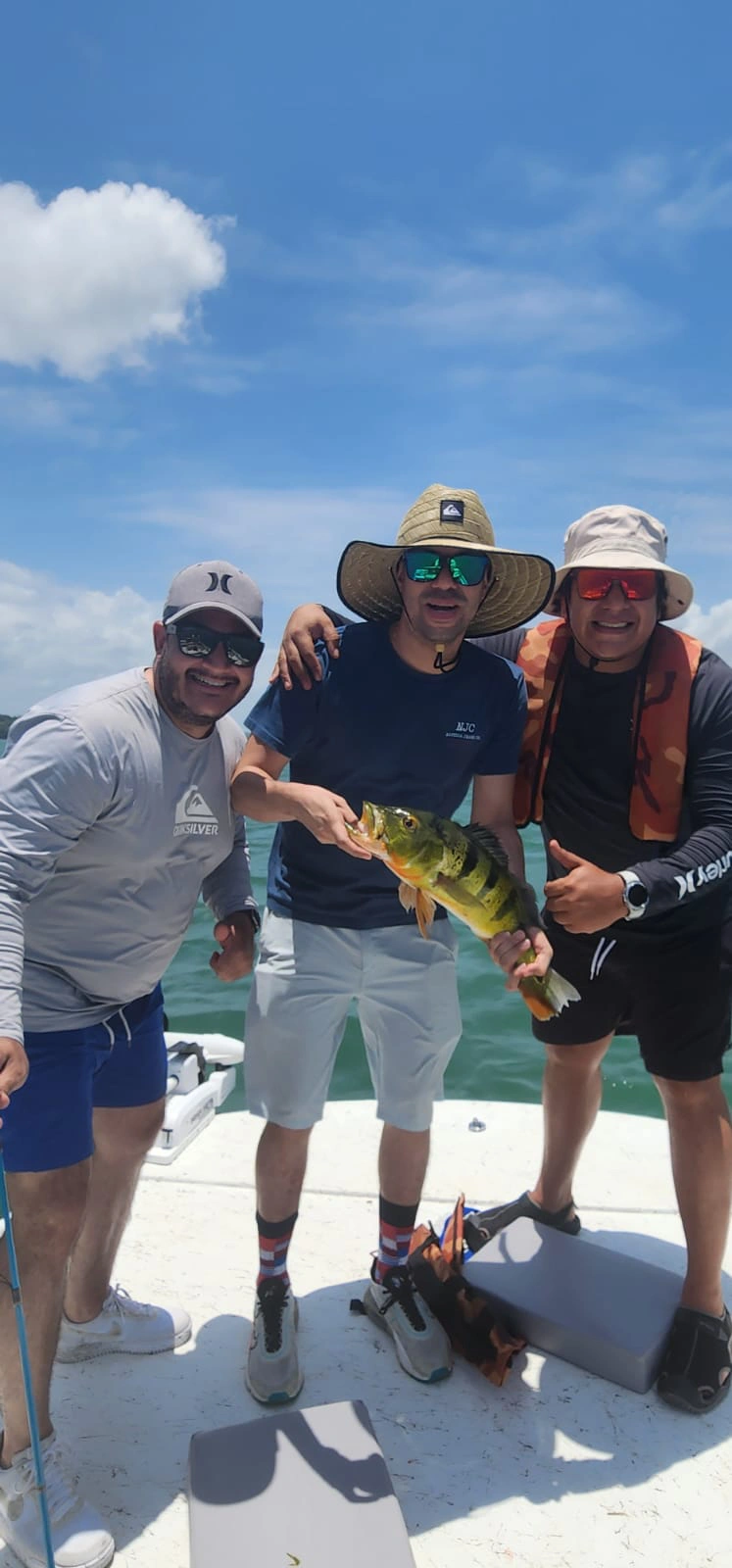 Una experiencia inolvidable con Gavilan Sportfishing - Vive una experiencia inolvidable de pesca deportiva en el Lago Gatún junto a Gavilan Sportfishing. Estas fotos muestran a nuestros clientes en acción, disfrutando de la adrenalina de atrapar el pez sargento y compartiendo la alegría de cada logro en este emocionante deporte.