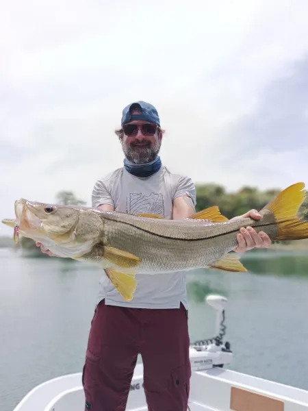 Éxito de Pesca en Gatun Sport Fishing: Robalo Impresionante - El rostro de éxito lo dice todo. Un róbalo impresionante, resultado de una aventura de pesca en Gatun Sport Fishing. Cada captura es una historia, y esta es una verdaderamente emocionante.