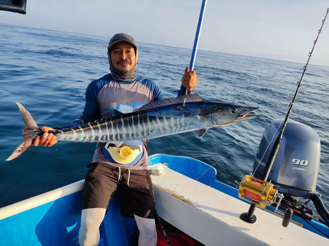 Wahoo en Línea, ¡Buen Trabajo, Isaac! - Isaac con un hermoso wahoo. Estas son las emocionantes capturas que puedes esperar en nuestras excursiones de Pesca Palo Seco.