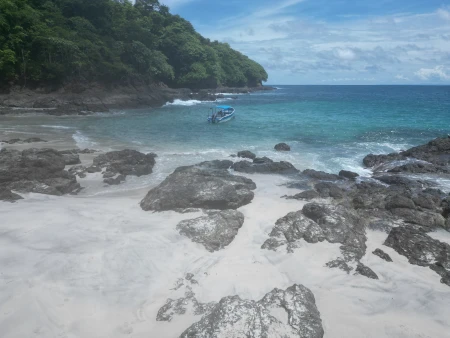 Desde la perspectiva de la playa, se revela la belleza prístina de Isla Caleta, un destino privilegiado para la pesca deportiva en Panamá. Las arenas blancas y las aguas cristalinas crean un ambiente de paz y relajación.