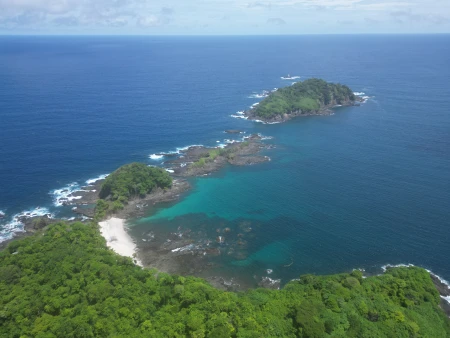 Descubre Isla Caleta, un verdadero tesoro escondido en Panamá, con sus extensas playas de arena blanca y aguas cristalinas, perfectas para un día de pesca y relajación.