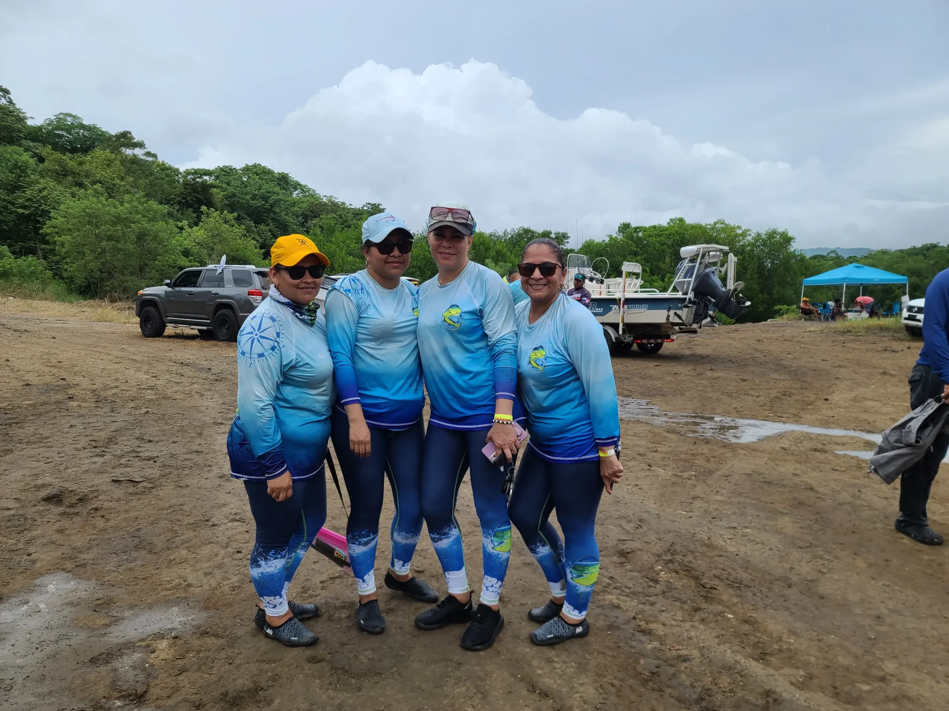 La Elegancia de la Pesca: Equipo Femenino en Acción